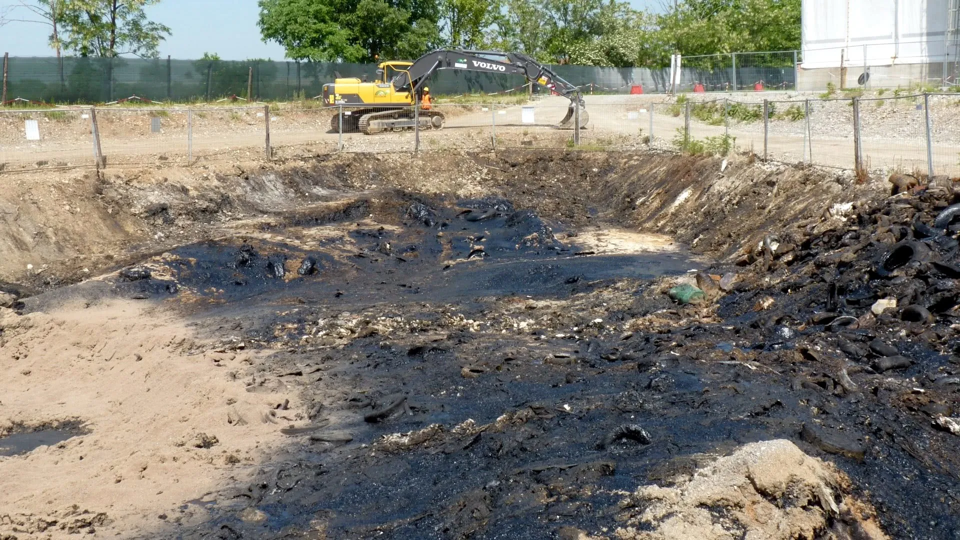 Scavo per la bonifica di terreno contaminato