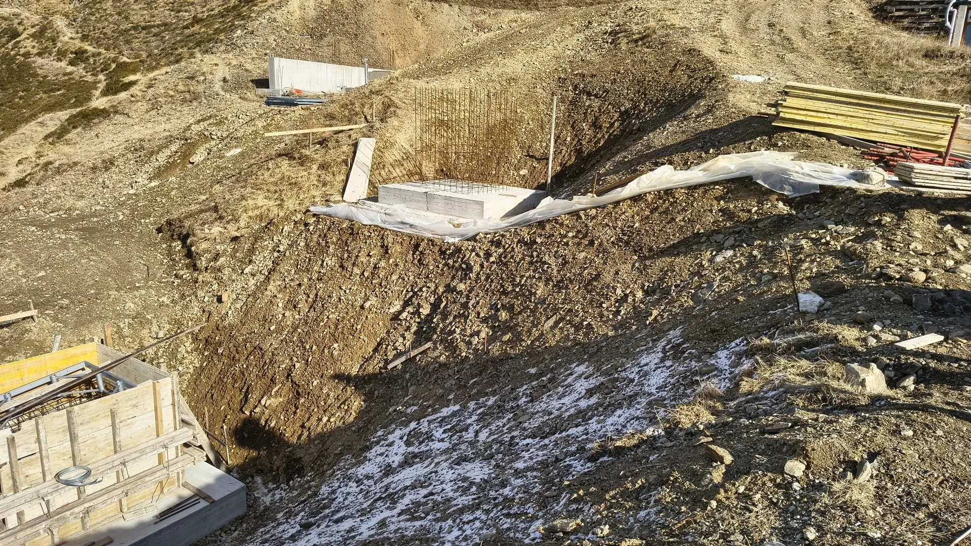 Fondazioni in cemento armato in cantiere di quota