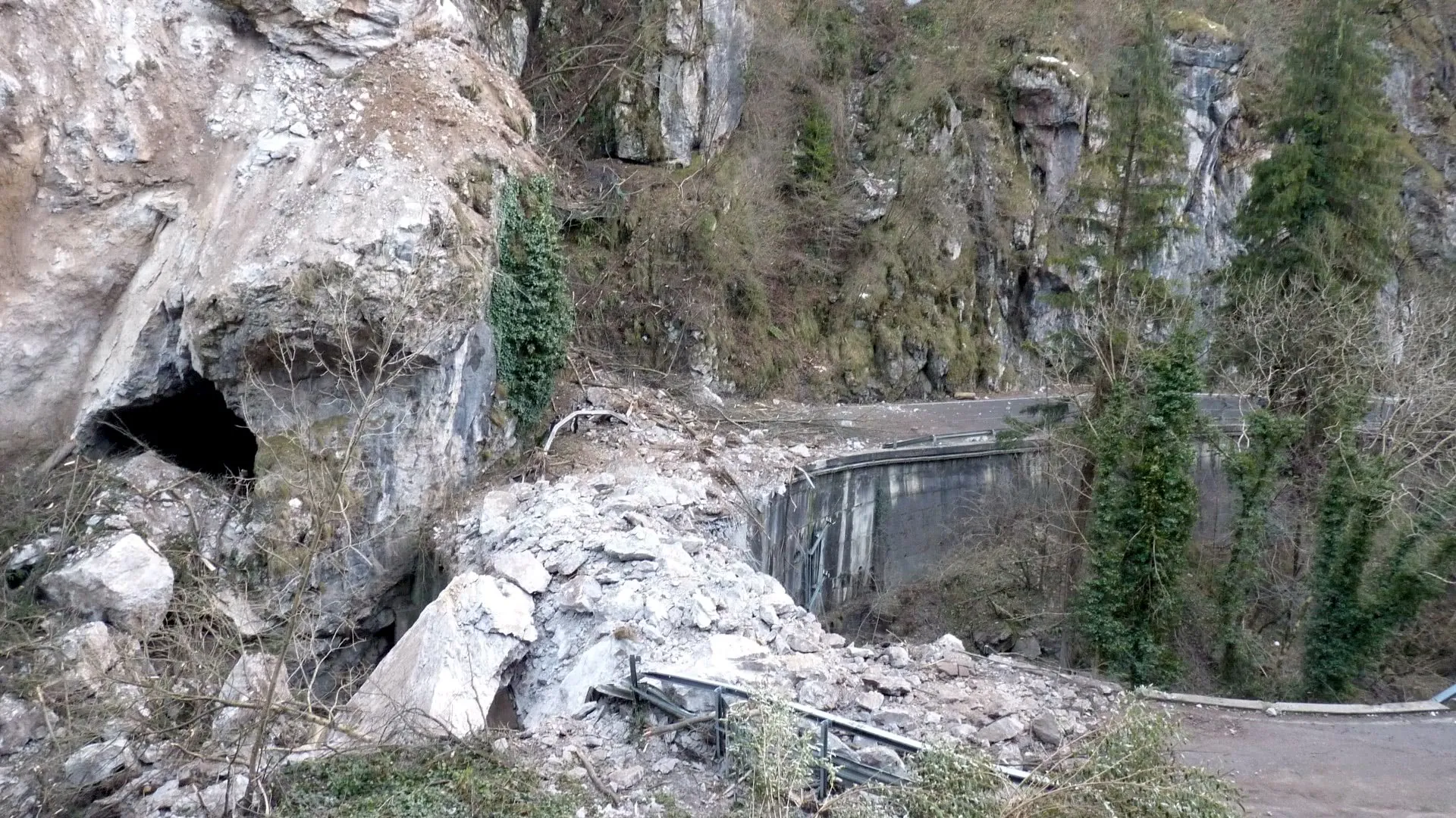 Crollo di roccia su strada