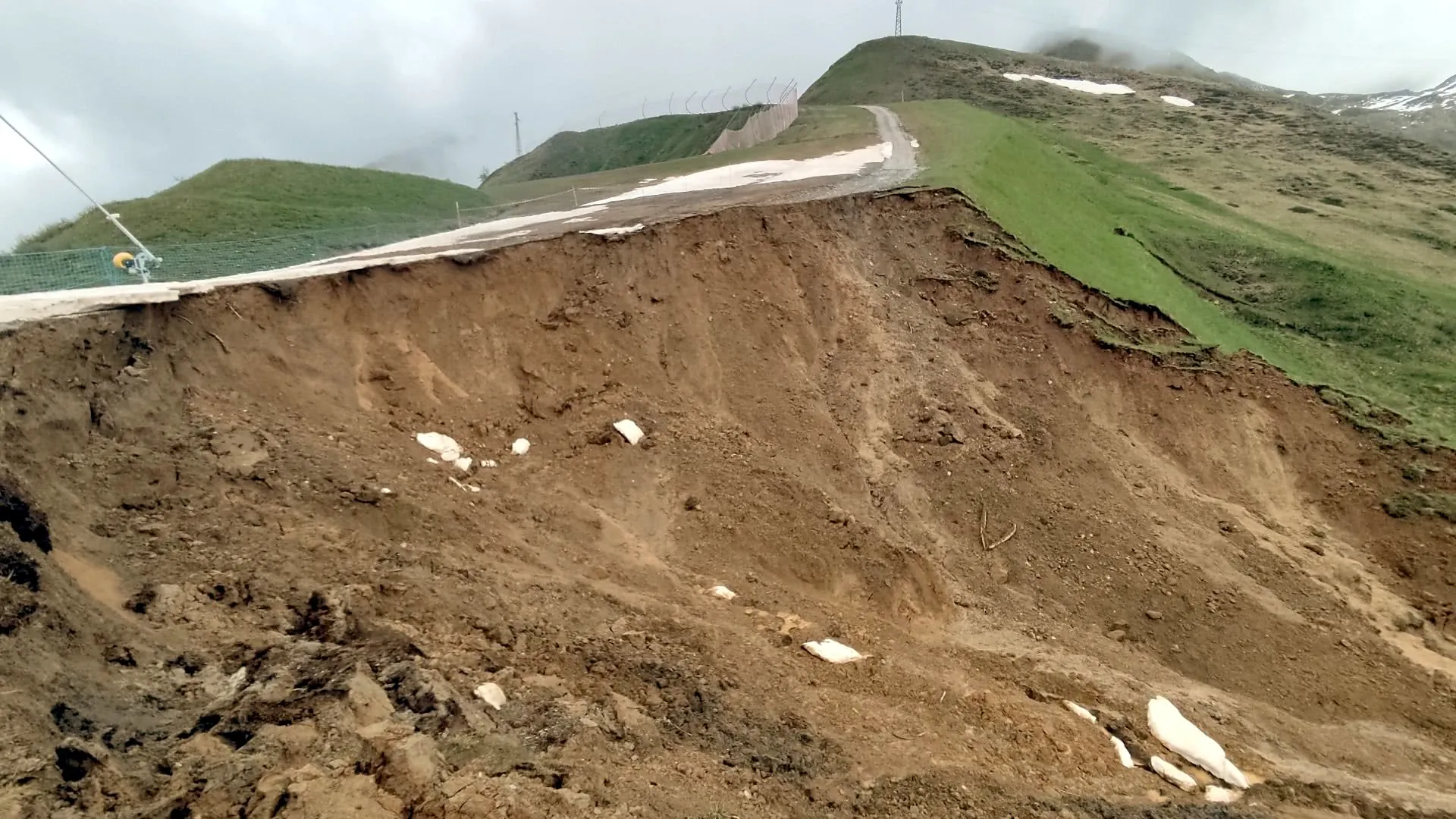 Nicchia di frana su pista da sci in alta quota