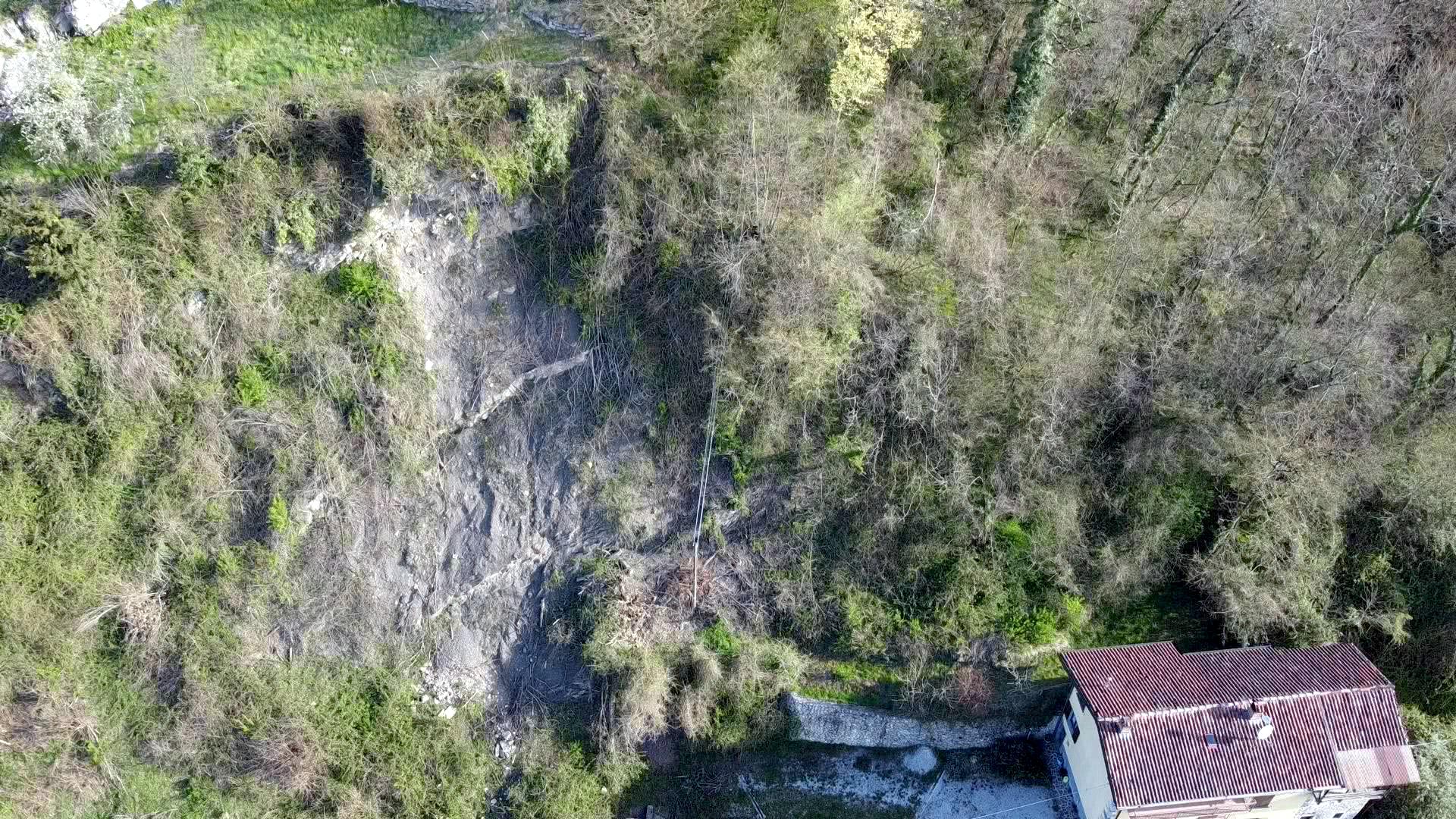 Frana su versante ripresa da drone